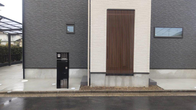 建物脇のカーポート他