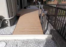 スロープ形状のアプローチ