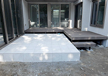 シックモダンで広々としたテラス