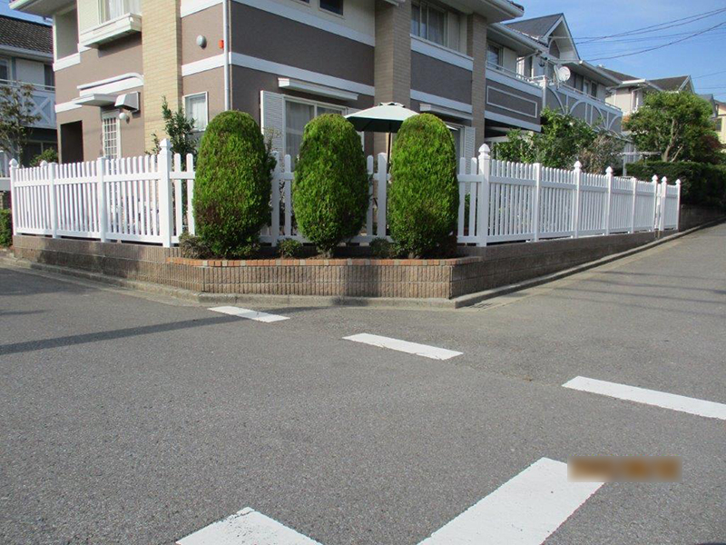 真っ白な洋風フェンス