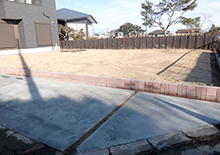 「芝生一面」と「砂場」があるお庭