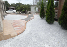 白い砂利とピンク石貼りの調和