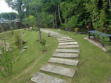 芝生×枕木×大谷石の奏でる洋風庭園