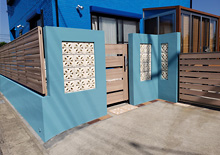 リゾート感漂う門まわり