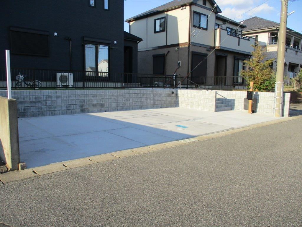 広々とした駐車場のお庭