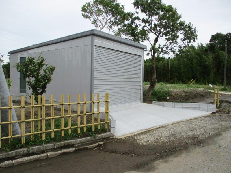 ガレージとデッキのお庭