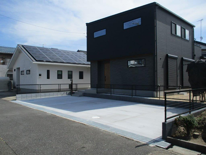 広々駐車場のお庭